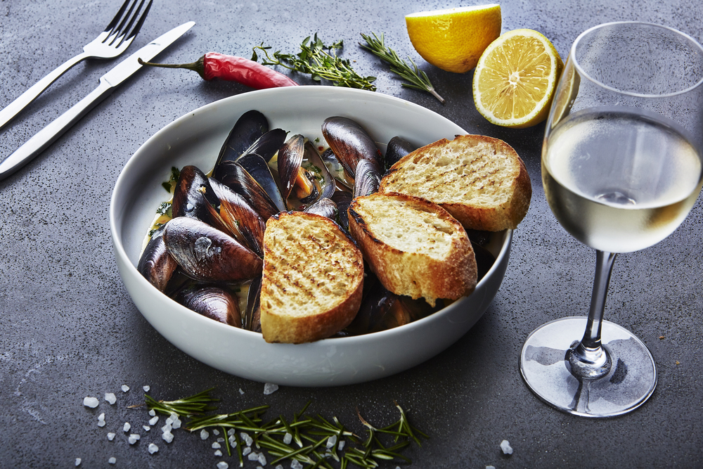 Море волнуется, а мы – выбираем алкоголь к рыбе и морепродуктам shutterstock_669217618.jpg