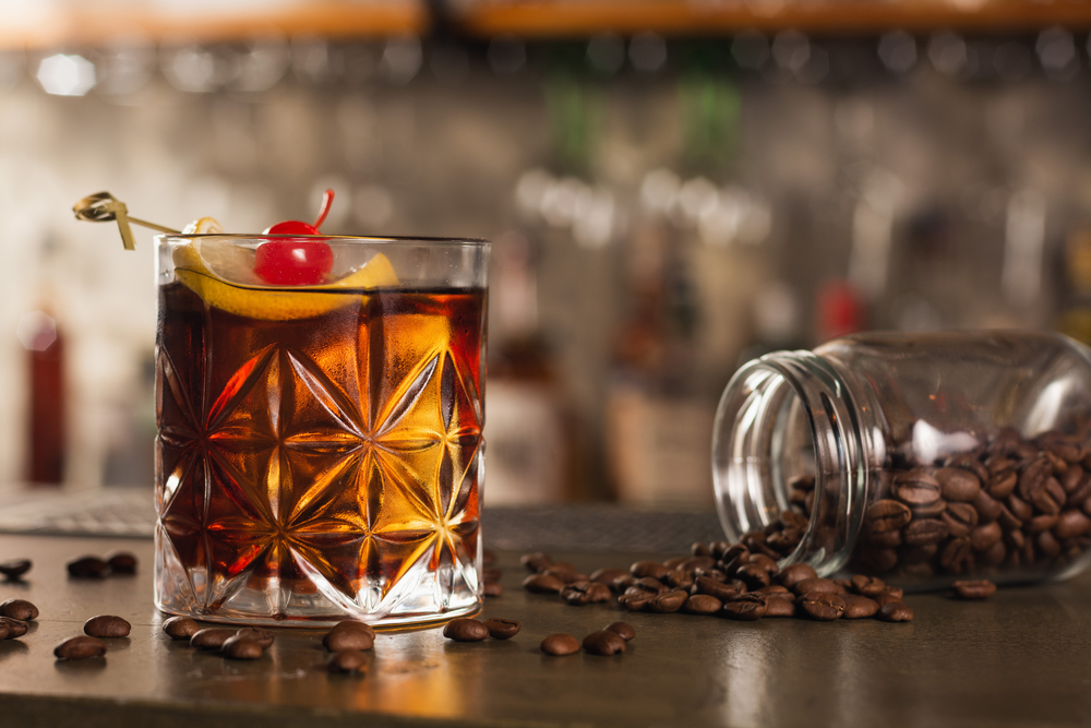 Увлекательное путешествие по миру напитков с ликерами Niva Distillery shutterstock_1976977943.jpg